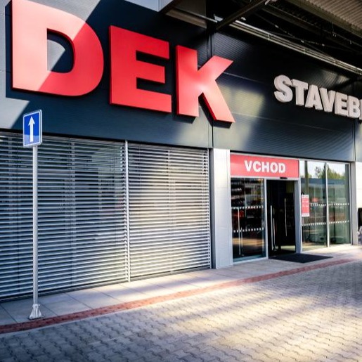 Pohľad na vchod do predajne stavebných materiálov s automatickými dverami SPEDOS