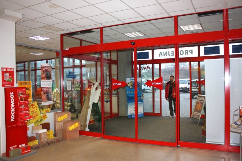 Vchod do stavebnin JANÍK Vchod do predajne stavebných materiálov JANÍK, pohľad zvnútra