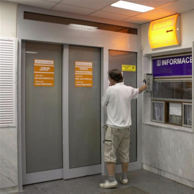 Neprůhledné automatické dveře